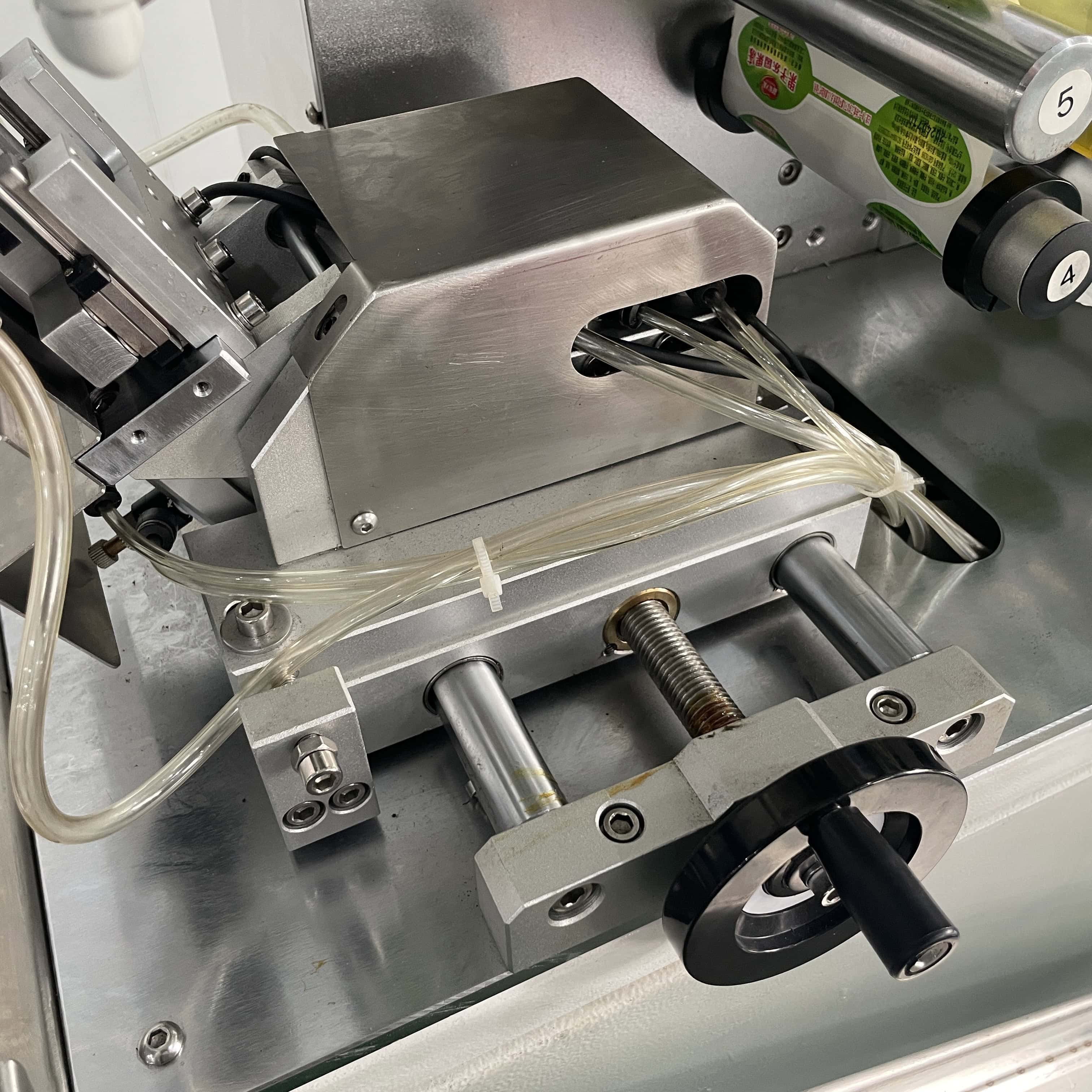 Labeling adjustment mechanism of jelly folding labeling machine